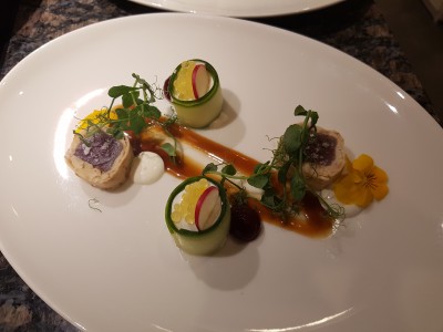 I GANG<br /><br />Bayern Sushi von Thunfisch im Semmelknödelmantel und gefüllten Gurkenröllchen mit Quark-Meerrettichdip auf Thunfischsoße