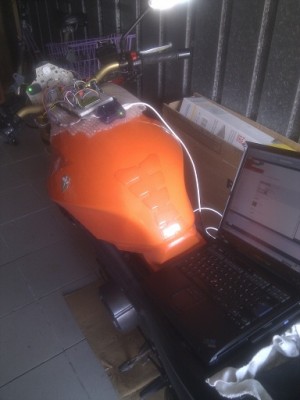 Bild von dem Versuchsaufbau - Moped mit Laptop :D