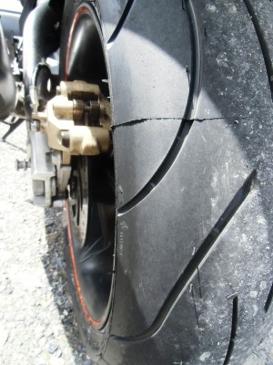 so ein neuer Reifen fährt sich bei max. Schräglage locker bis zur letzen Rille :-))