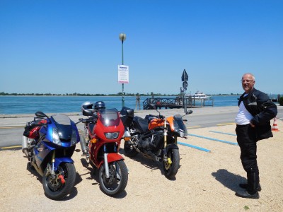 Mit Motorradsachen in Venedig, wir waren glaub die Einzigen