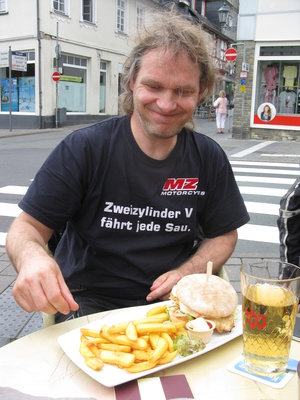 Mittags zum Essen bei Tommy's in Weilburg. Gordon ist glücklich :-)
